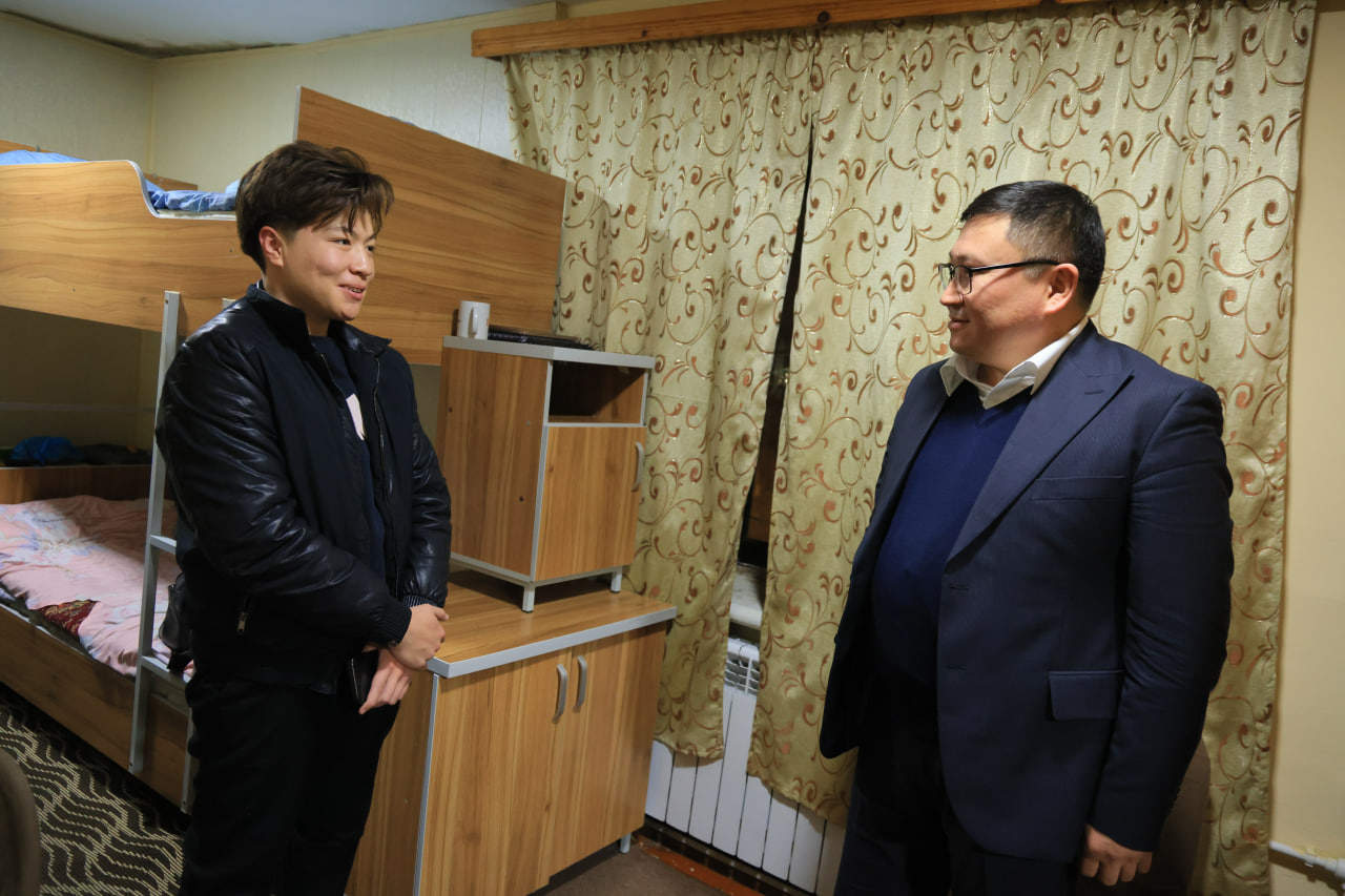 Rektor va yoshlar uchrashuvi doirasida talabalar turar joyida muammolar va takliflar o‘rganildi